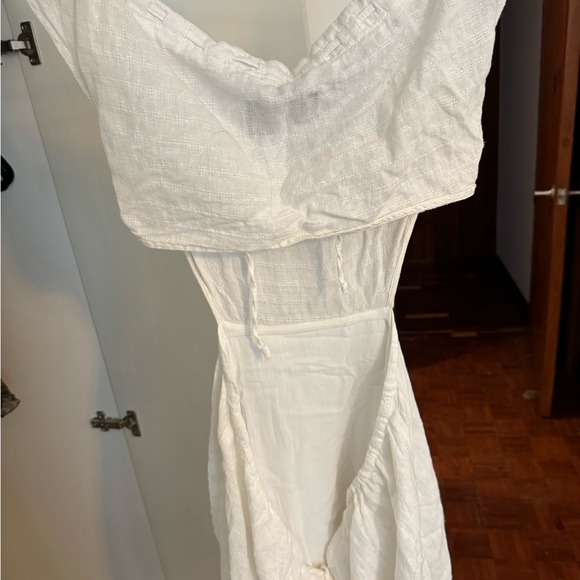 - Off the shoulder & backless Reformation dress - Picture 3 of 3